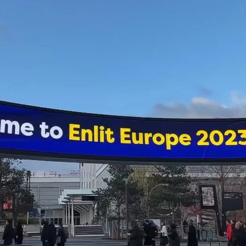 Londian posa en el escenario de Enlit Europe 2023